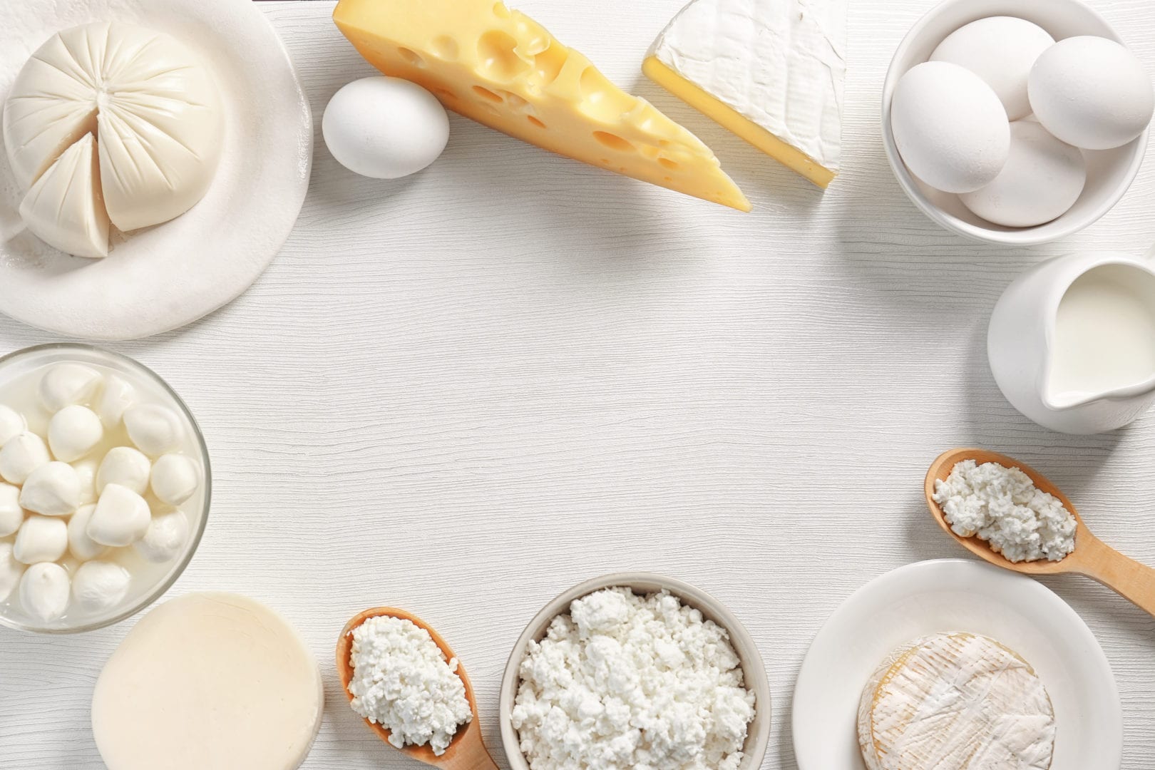 Zuivel veroorzaakt acne | tafel met kaas en melk 
