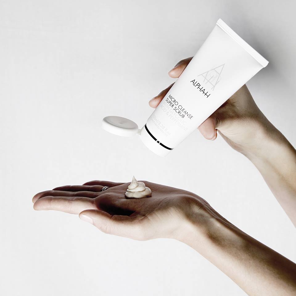Scrub alpha-H | scrub wordt aangebracht op hand