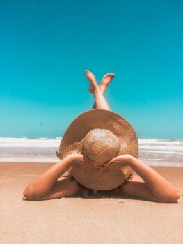vrouw op het strand in de zomer
