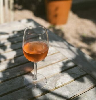 rose wijn op terras zon en schaduw